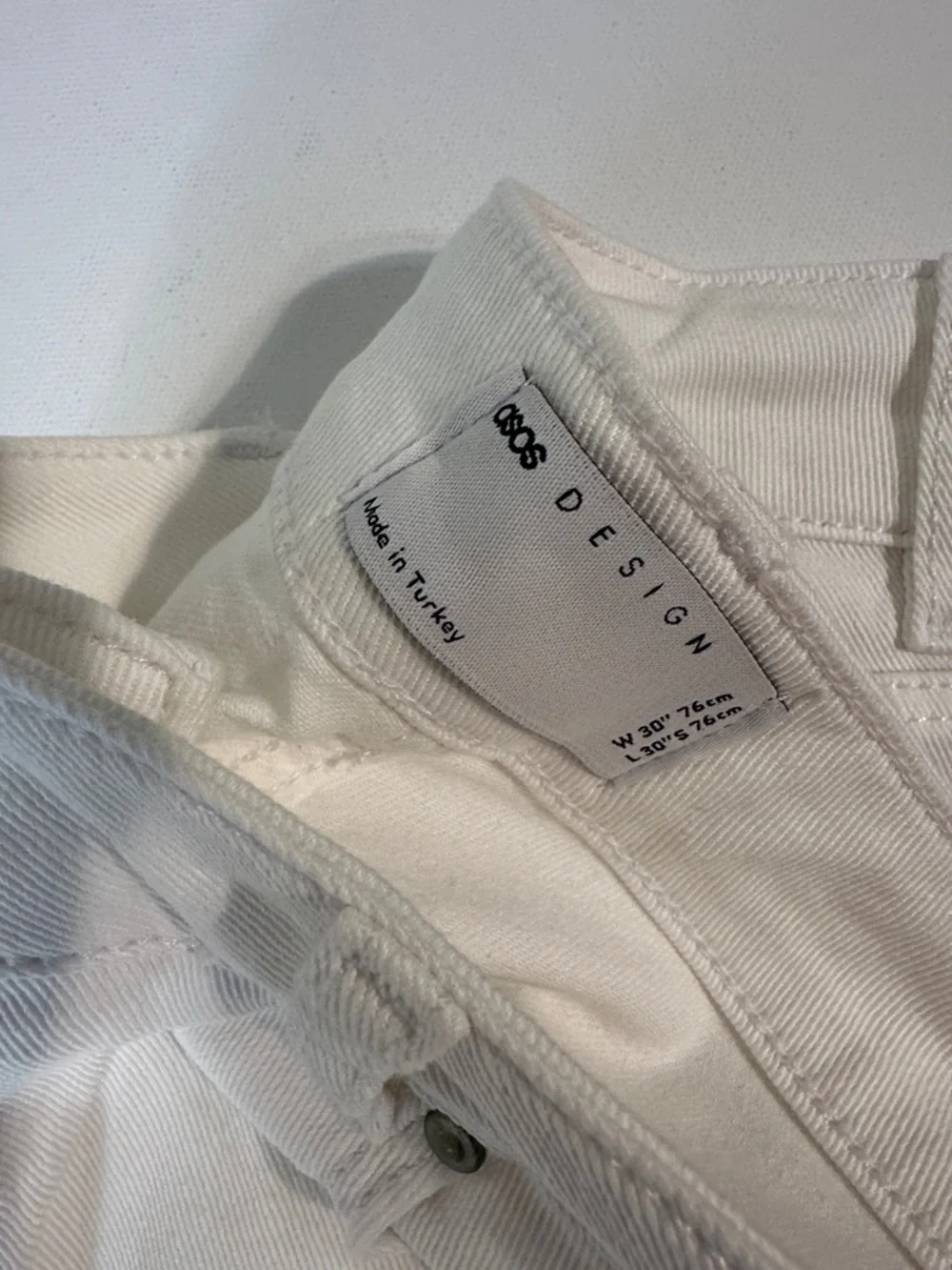 NEW - ASOS - WHITE SKINNY JEANS - RIPS / RAW HEM